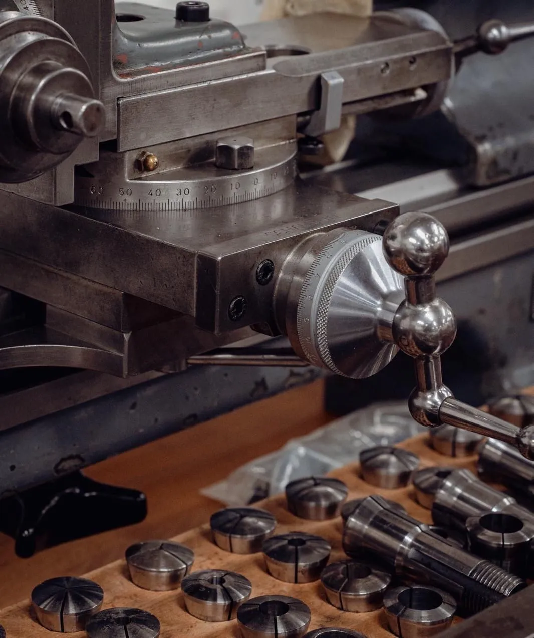 Ancien tour et ses pinces dans l'atelier BONNIKSEN